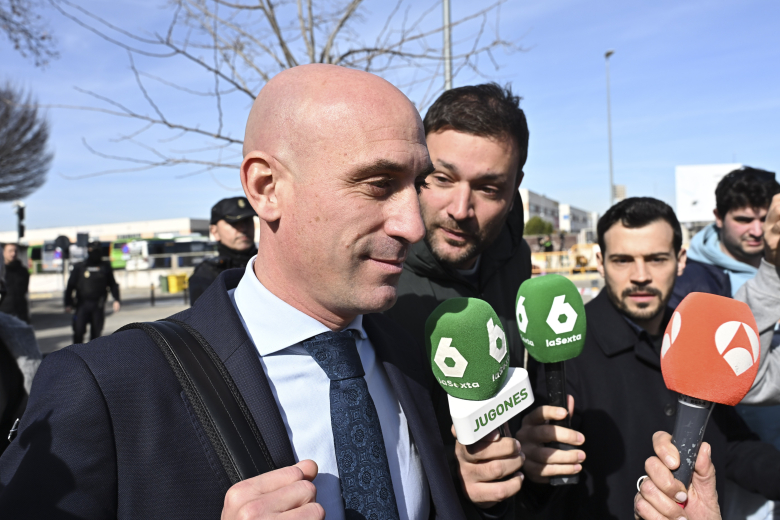 Рубиалес гаѓан со јајца на промоцијата на својата книга