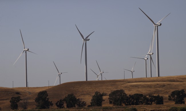 Министрите на Трамп: Обновливите извори на енергија се неплодни, ЕУ треба да ни купи нафта