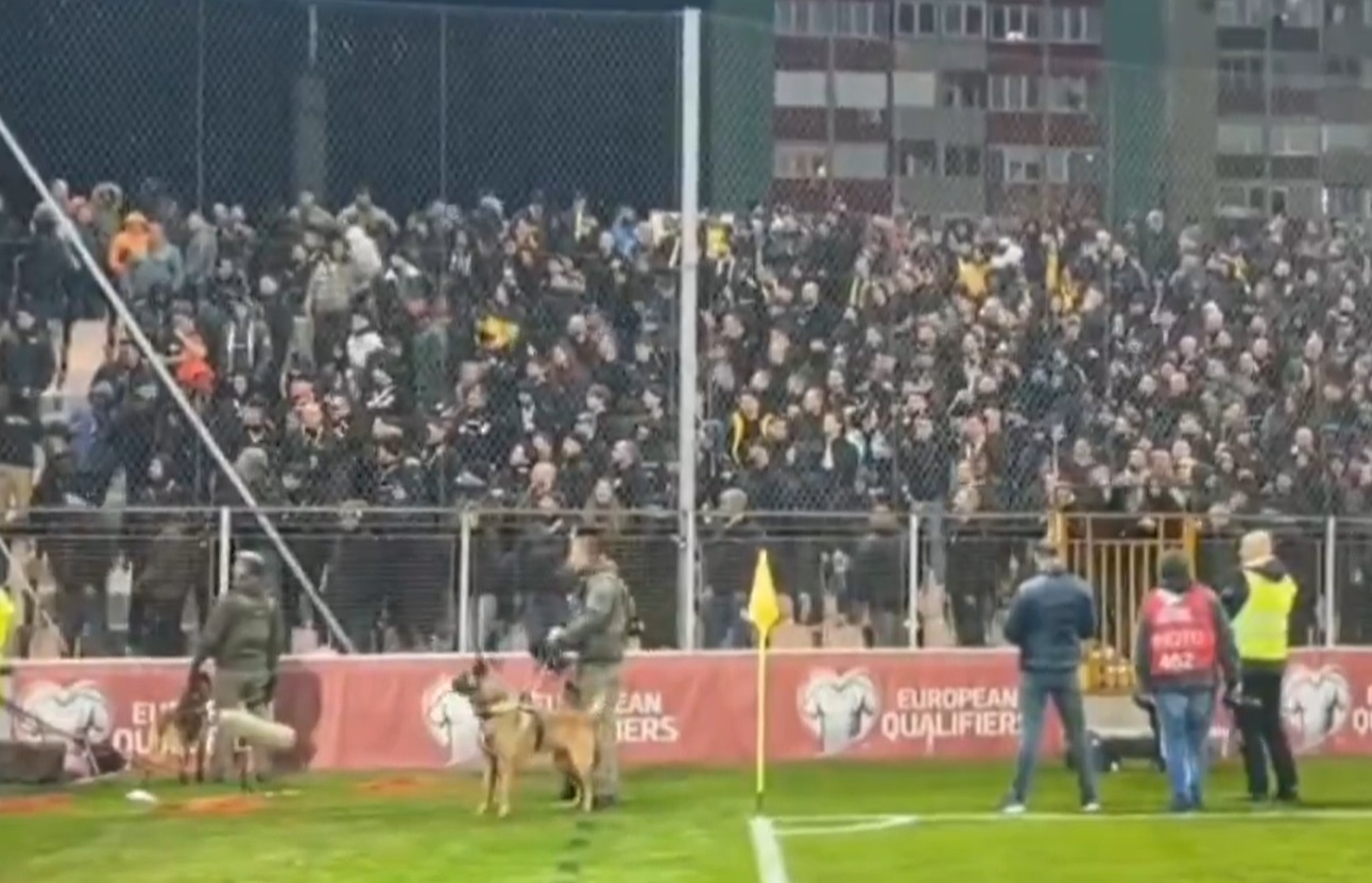 Скандираа „Србија, Србија“, па добија ќотек на трибините во Зеница (ВИДЕО)