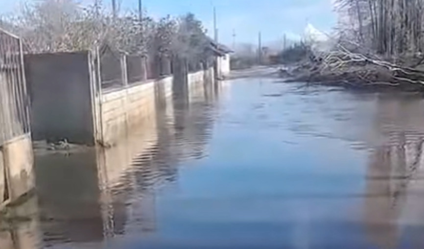 Обилни врнежи и излевања на реки: Поплавени домови и земјоделски површини, во Прилеп паднал таван од куќа