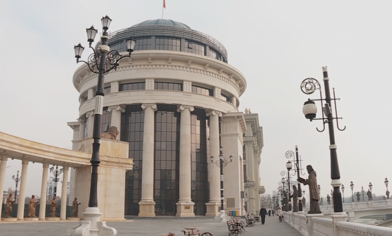 Следеле, нападнале и ограбиле маж во Скопје – за едниот осомничен се бара притвор, а по другиот се трага