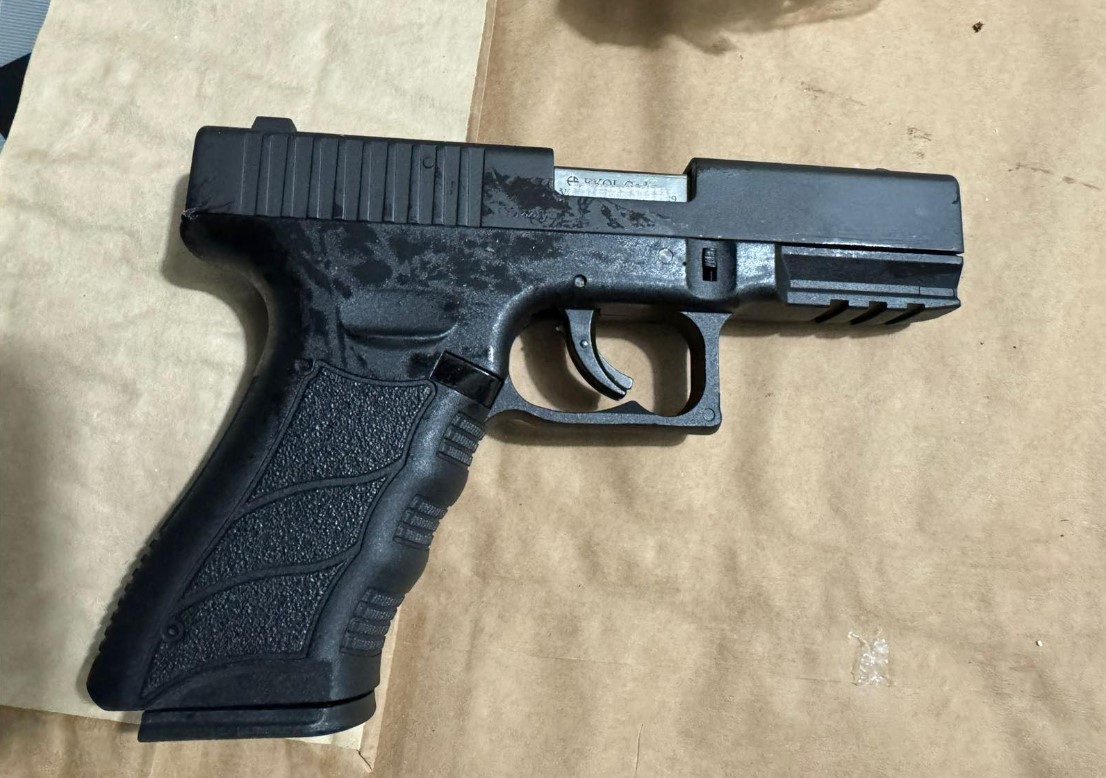 Претрес во Гостиварско, пронајден пиштол, приведено едно лице