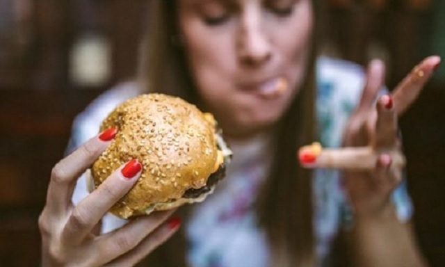 Зошто луѓето не можат да се откажат од нездравата храна?