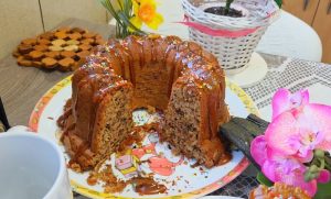 (ВИДЕО) КУГЛОФ СО КАРАМЕЛ И ОРЕВИ: Едноставен рецепт за омиленото задоволство на многу луѓе