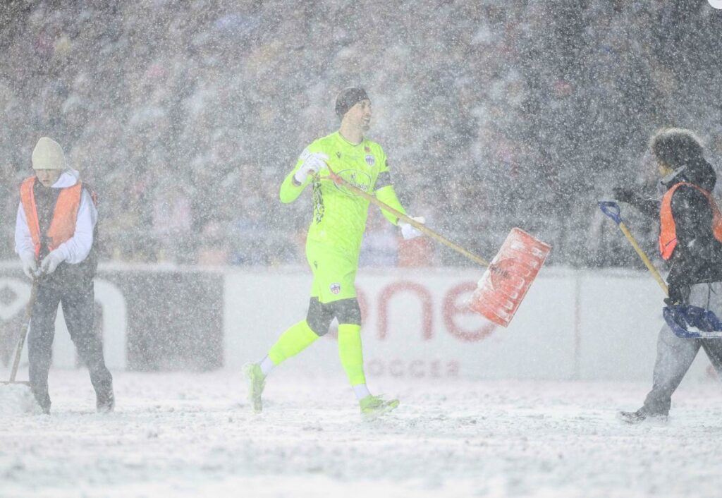 Снежна магија или нехумани услови? Финалето на првенството сепак донесе гол со „ножички“ за паметење (ВИДЕО)