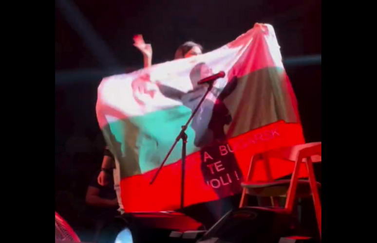 Цеца го прекина концеротот откако беше исвиркана бидејќи го вееше бугарското знаме среде Велес