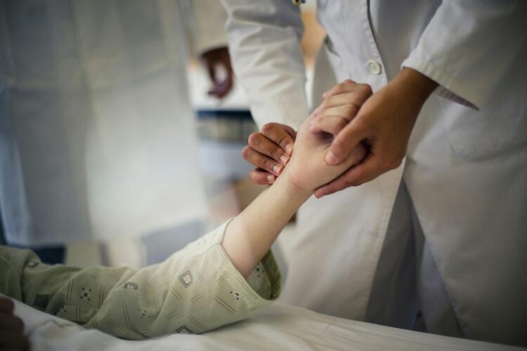 Нова брза крвна анализа открива сериозни инфекции кај децата за 15 минути