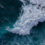 Тенерифе погодено од џиновски бранови: Три лица загинаа, 15 се повредени