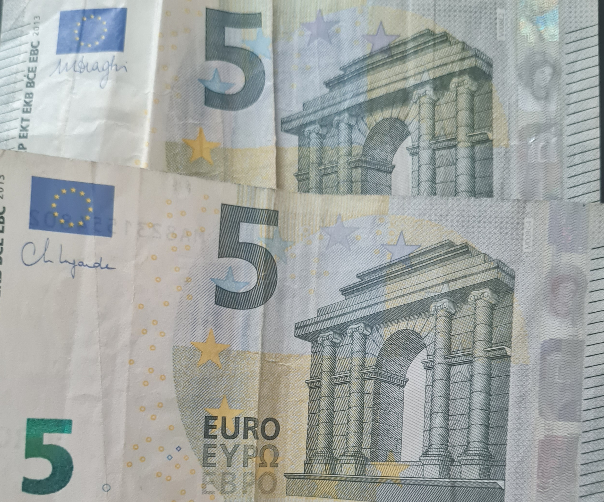 ПЛАЌАЊЕТО ВО ГОТОВО Е ЗАШТИТЕНО ВО УСТАВОТ НА СЛОВЕНИЈА, нагласено е значењето на готовината во кризни ситуации и за заштитата на приватноста