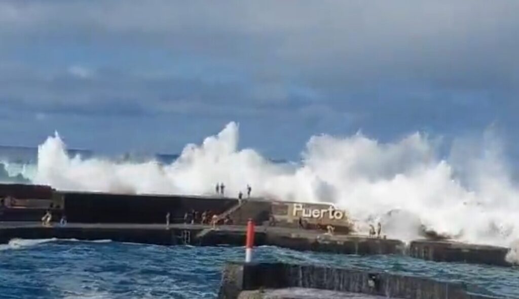 ВИДЕО: Високи бранови усмртија двајца на Тенерифе, 15 лица повредени