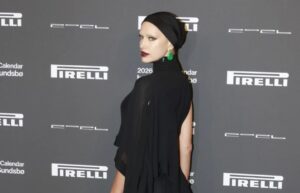 (Фото) Руската бомба никогаш не била посекси, дури ни во бизарна облека