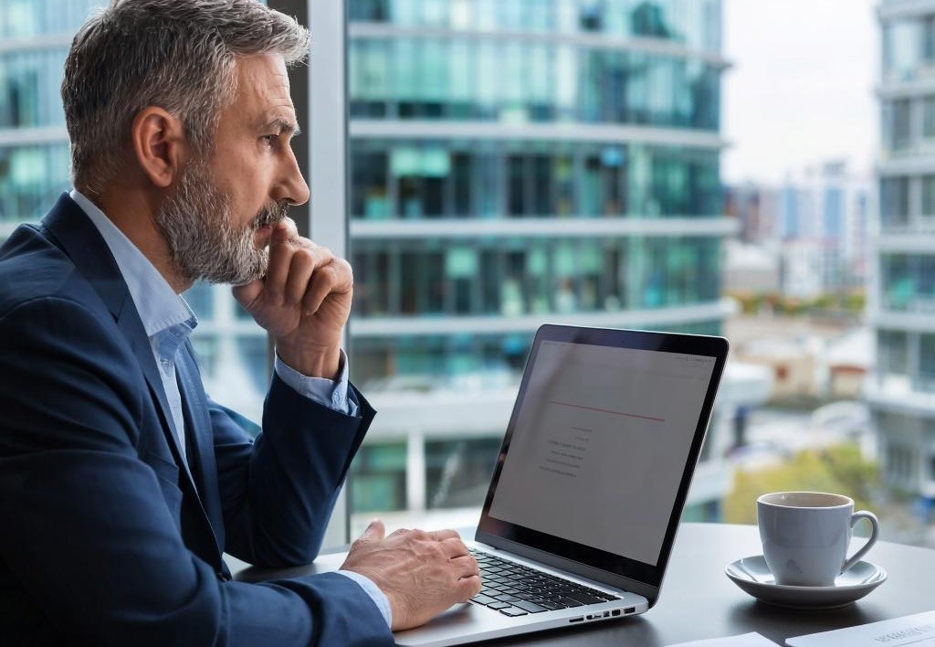 Компаниите почнаа да ги враќаат вработените кои беа отпуштени поради вештачката интелигенција