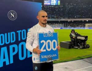 ВИДЕО: Наполи му подари дрес на Елмас по повод јубилејот за настапот број 200