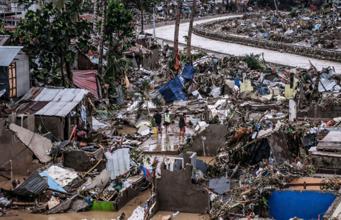 (Видео) Најмалку 114 мртви во поплавите на Филипините: водата ги голта куќите и улиците