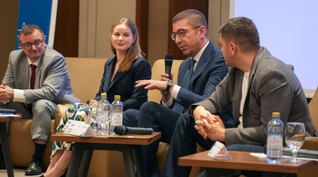 Мицкоски до младите: Ако некој ви ветува чуда, ве лаже – Не верувајте во чуда