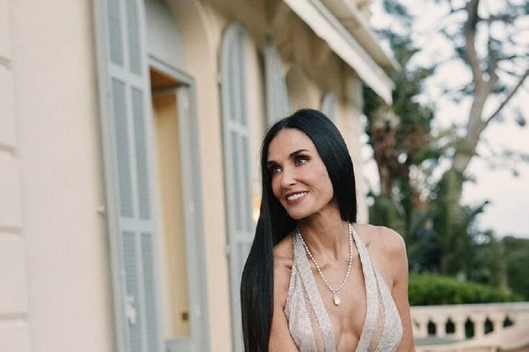 Деколте до папокот и провокативен фустан каков што одамна не сме виделе (ФОТО)