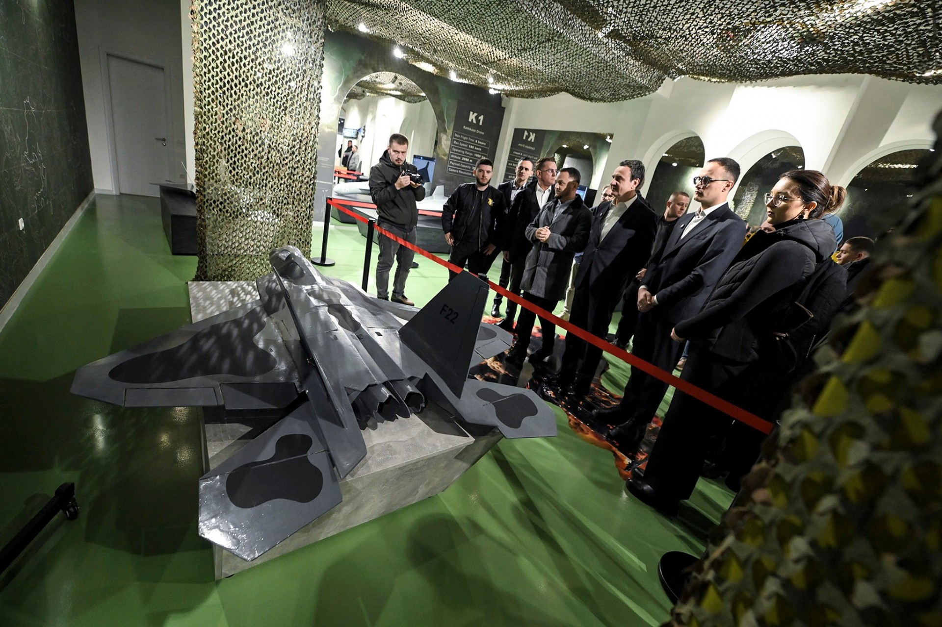 Албин Курти покажа какви дронови произведуваат на Косово