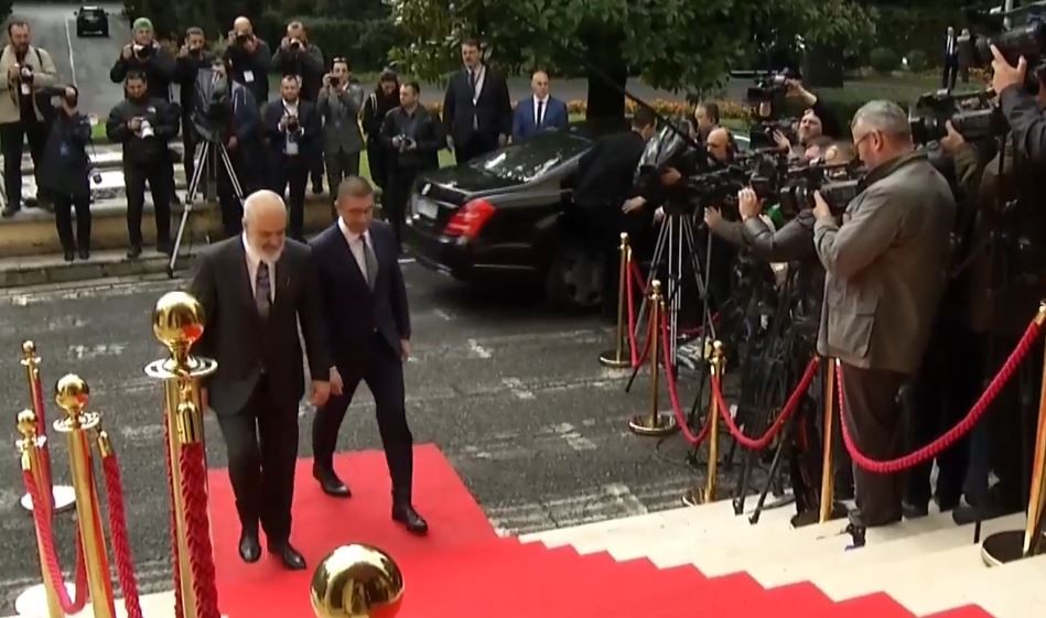 (ВИДЕО) Мицкоски пречекан од Рама пред Самитот во Тирана