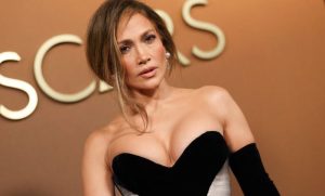 (ФОТО) ХОЛИВУД ВО ВОЗНЕМИРУВАЧКИ ТРАНС: Џенифер Лопез како вистинска филмска хероина – гламур, драма и смел стил што ќе се памети