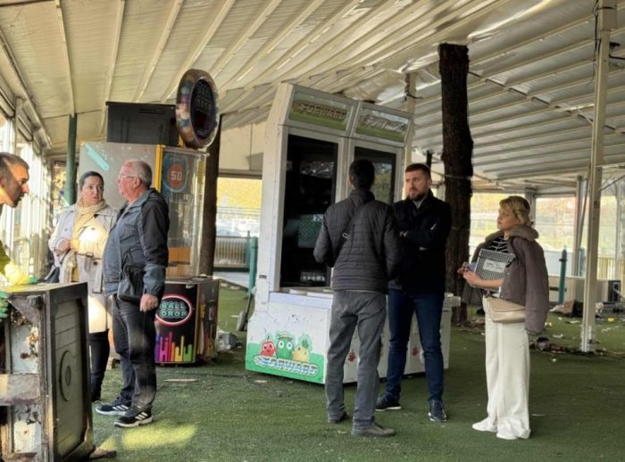 АЕРОДРОМ: Утрово почна демонтажа на објектот од тревникот кај Капитол мол, им се враќа на граѓаните со ново игралиште и урбана опрема