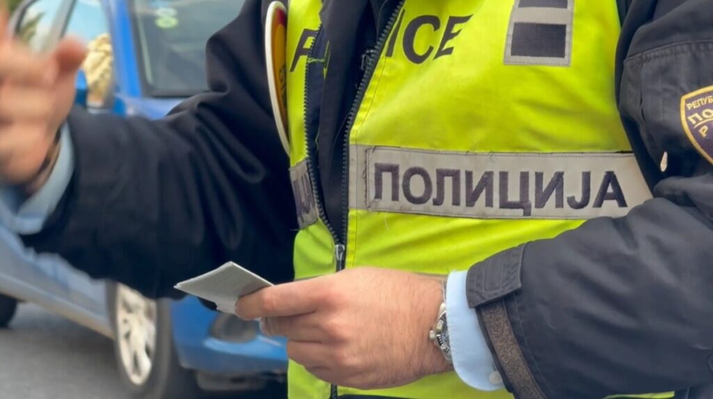 132 возеле без возачка, 91 пијани, 60 без појас, 20 нерегистрирани возила… полицијата викендов казни 786 граѓани