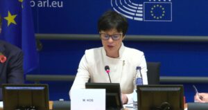 Македонија мора да ги направа уставните измени, порача Марта Кос