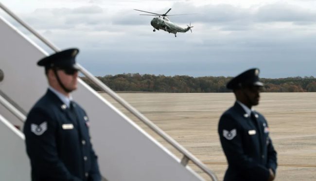 НЕКОЛКУ ЛУЃЕ СЕ РАЗБОЛЕЛЕ ОТКАКО СОМНИТЕЛЕН ПАКЕТ БИЛ ОТВОРЕН ВО БАЗАТА НА АВИОНОТ НА ТРАМП