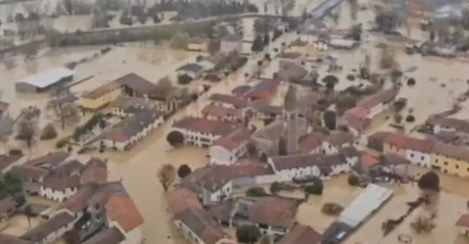 (ВИДЕО) ЛУЃЕТО БАРААТ СПАС НА ПОКРИВИТЕ: Разорни поплави ја зафатија Италија