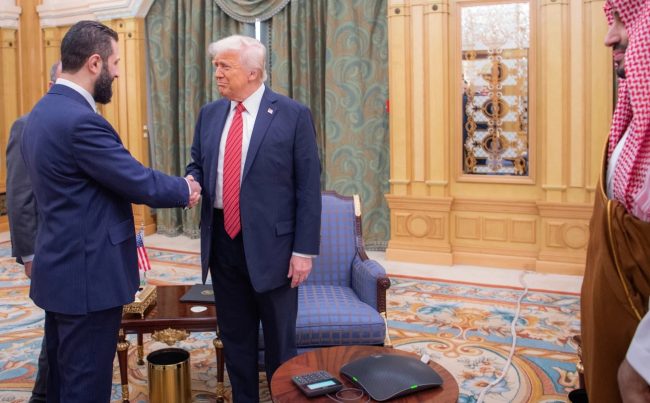 ОД АЛ-КАЕДА ДО БЕЛАТА КУЌА – СИРИСКИОТ ПРЕТСЕДАТЕЛ АЛ-ШАРА ДОАЃА ВО ОФИЦИЈАЛНА ПОСЕТА НА САД