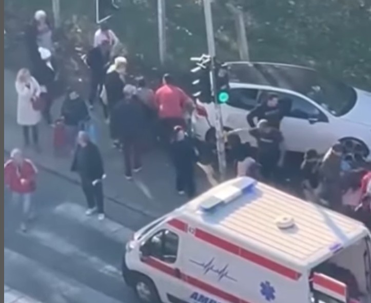 ХАОС ВО БЕЛГРАД: Автомобил удрил во група луѓе – повредените префрлени во болница