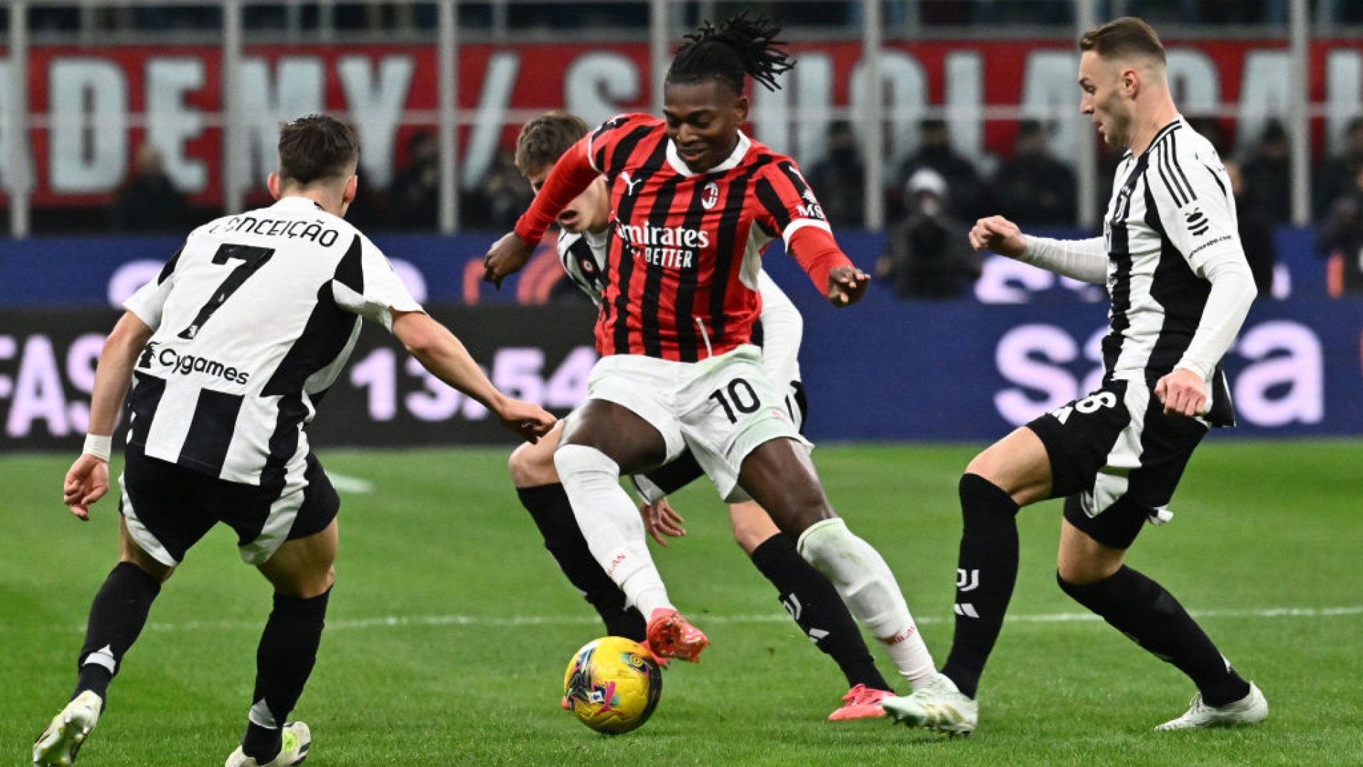 Арсенал и Челси во трка за Рафаел Леао