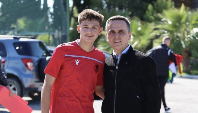 Таткото на Тетово се пофали дека син му ќе игра за Албанија, па „сокри“ дека дебитирал за – Македонија!