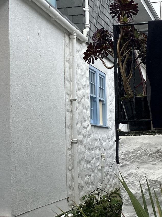 Илегален мигрант се вселил во луксузна викендичка вредна 870.000 евра, а сопствениците го затекнале како си прави ручек, како да е дома