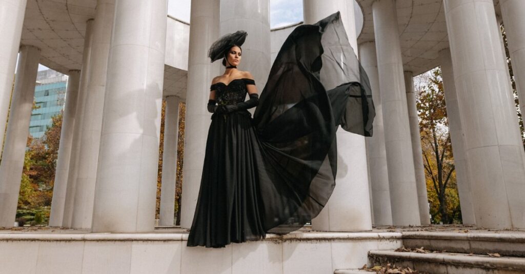 Дали сте ја забележале мистериозната девојка во црна венчаница на улиците на Скопје?