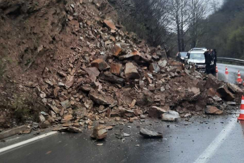 ЦУК: Добиени се повеќе пријави за свлечишта и одрони на патот