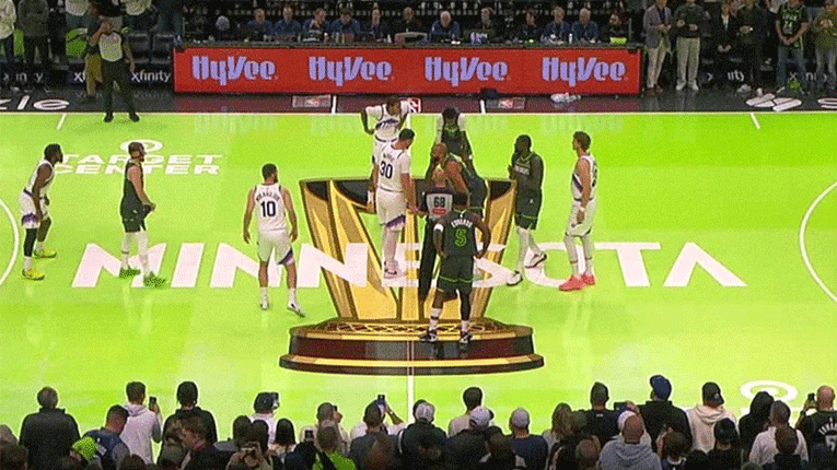 Првиот НБА куп сезонава донесе интересни двобои и необични бои на паркети (Видео)