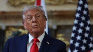 Официјални лица на ЕУ: Трамп доби часовник и златна прачка за да ги намали швајцарските царини