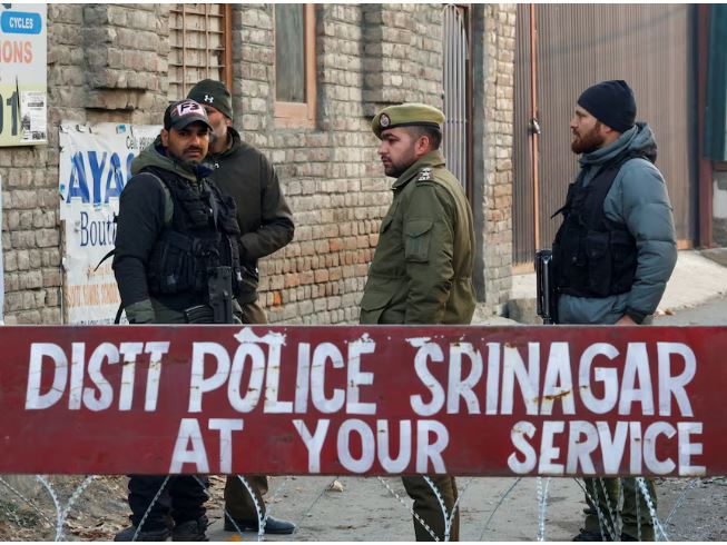 Деветмина загинаа а 32 лица се ранети во експлозија во полициска станица во Индија