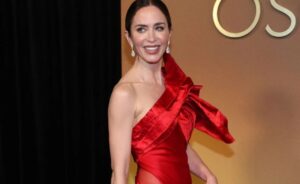 (Фото) Емили Блант го покори црвениот тепих во фустан со прорези