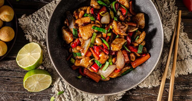 РЕЦЕПТ НА ДЕНОТ: Вок со ориз, пилешко и зеленчук