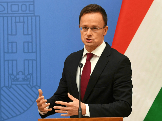 Сијарто: Брисел сака да ја преплави цела Европа со мигранти