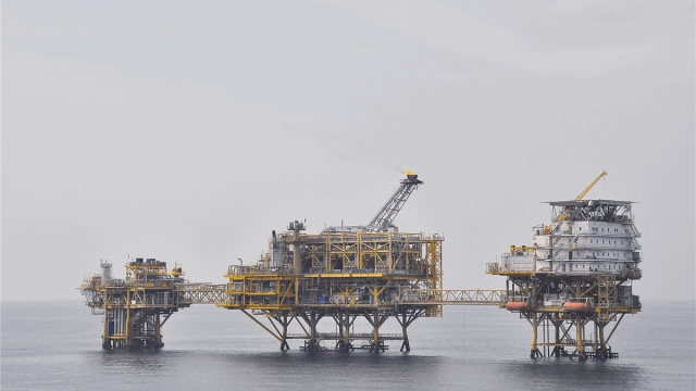 Цените на нафтата и акциите на енергетските компании паѓаат поради планот на Трамп за Украина