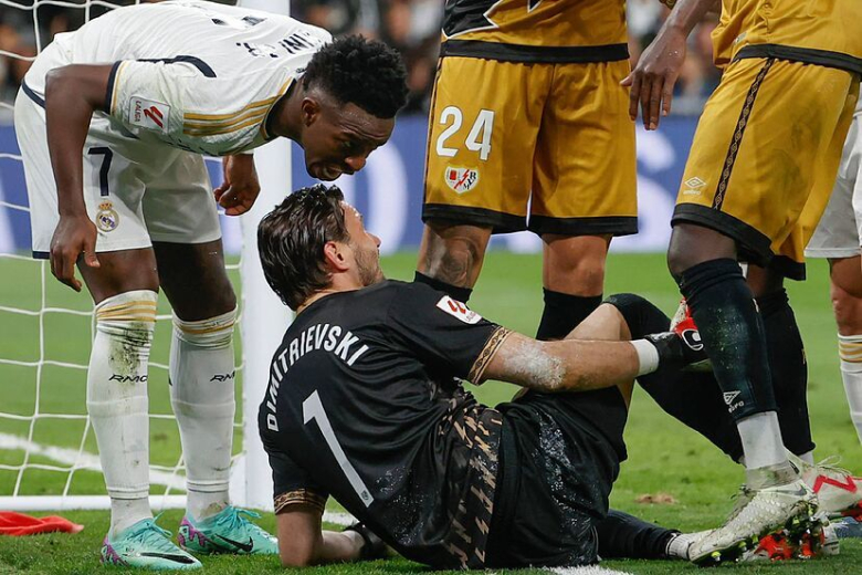 Столе ги раскажува драмолетките со Винисиус