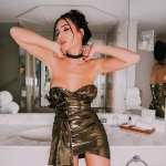 (Фото) Ги „полуде“ сите со фотографијата: Анастасија Ражнатовиќ ги покажа долгите нозе во мрежасти чорапи!