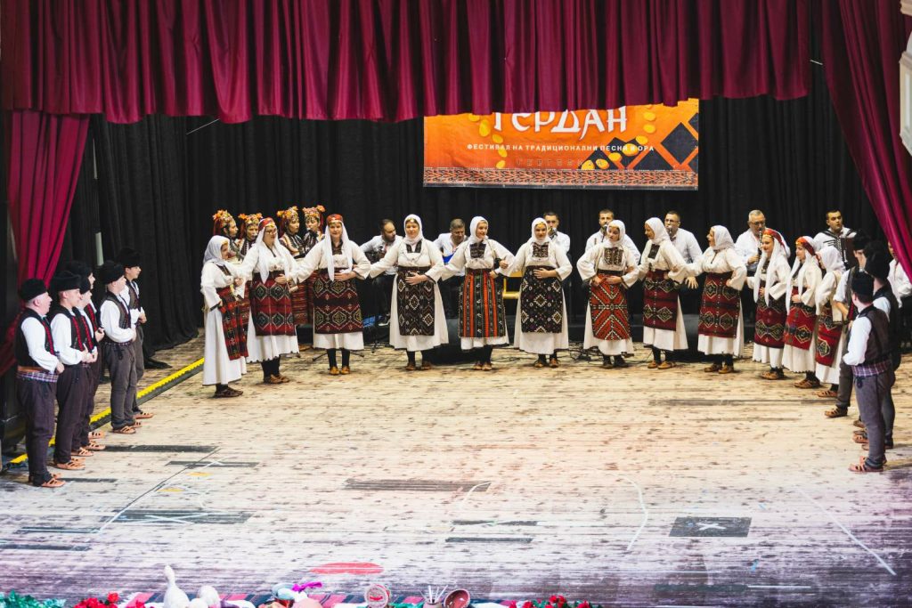 „Фолклорен ѓердан“ го затвори свечениот мозаик  на 5-дневното седмоноемвриско празнување