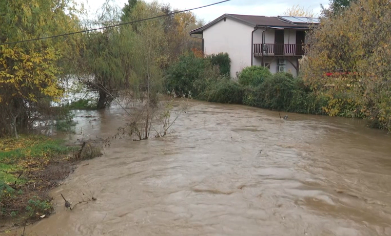 Поплавени 50 домови во Ресен, под вода земјоделски површини и во Демир Хисар, во Прилеп паднал таван од куќа