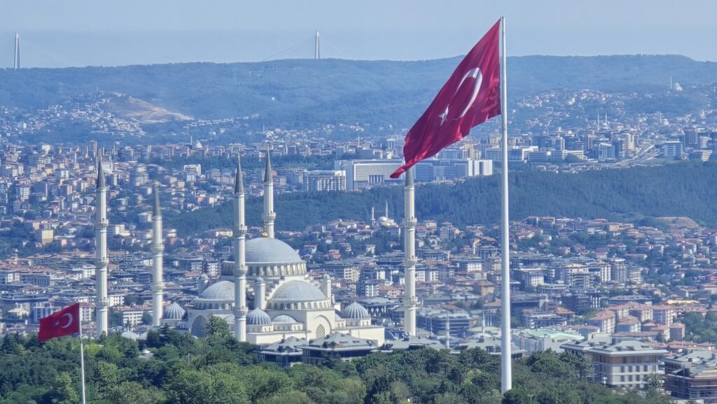 Хотел во центарот на Истанбул целосно евакуиран по смрт на три лица