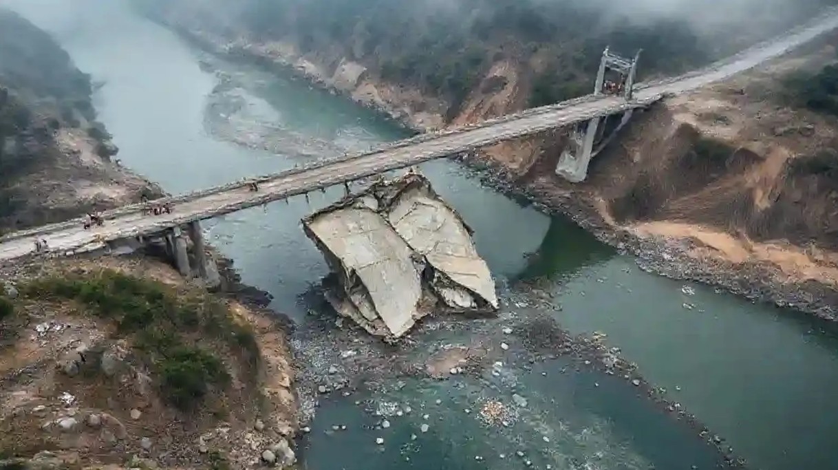 (ВИДЕО) НЕ ИЗДРЖА НИ ПОЛОВИНА ГОДИНА: Се урна нов мост во Кина