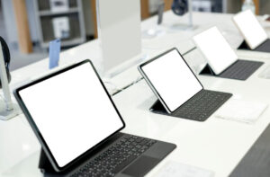 Студентските ваучери стартуваа, процесот се одвива брзо и без проблеми, трговците спремни но и залихите се трошат брзо