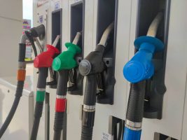 Од ноќеска поскапуваат дизелот и бензините